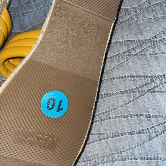 NWOT Diba Mustard Yellow Flat Platform Sandals size 10 - Picture 3 of 3